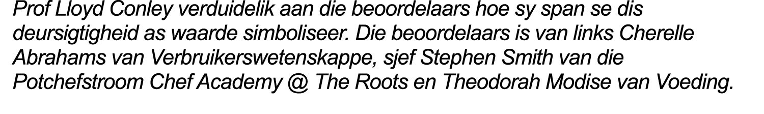 Prof Lloyd Conley verduidelik aan die beoordelaars hoe sy span se dis deursigtigheid as waarde simboliseer  Die beoor   