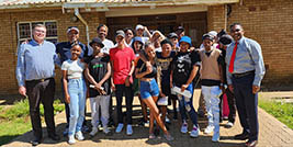 Prof Fazel Freeks with learners at Promosa Secondary School. With him is Mr Glenville Fransman and Mr Jacobus Claassen.