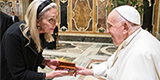 Bibi Bouwman en Sy Heiligheid Pous Franciskus. Sy het 'n spesiale geskenk aan die pous oorhandig.  <br>
<em>Credito: ©2024 Servicio Fotografico Vaticano</em>