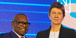Prof Linda Godfrey receives the Green Economy Award from the Minister of Science and Innovation, Dr Blade Nzimande.